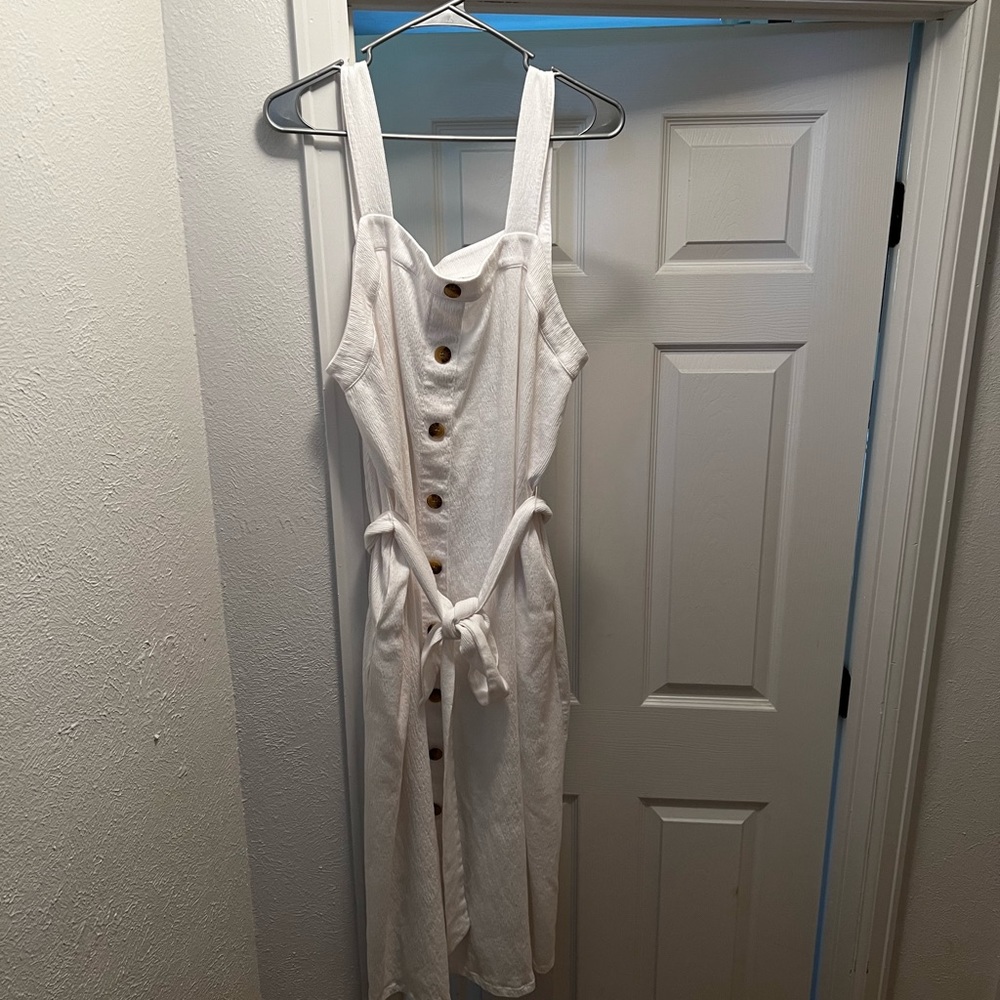 Cute white sundress! And it has pockets!